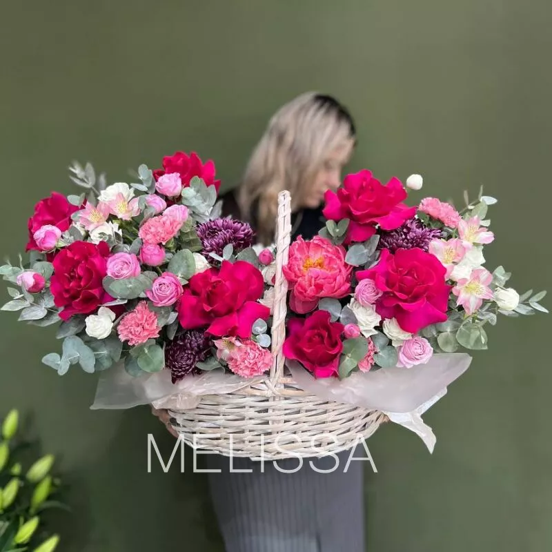 Композиция в корзине &laquo;Роскошь и величие&raquo;