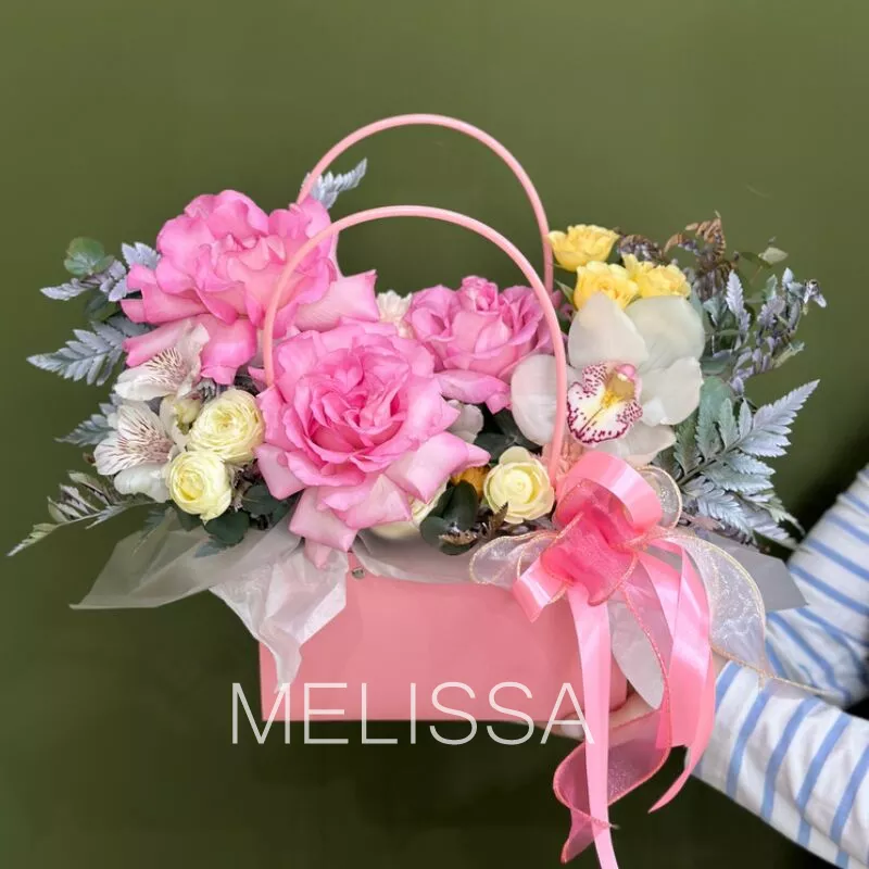 Композиция в сумочке &laquo;Розы и другие&raquo;