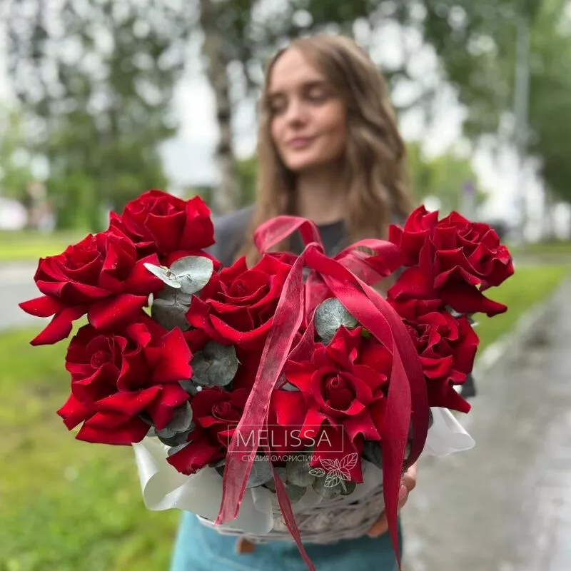 Розы в корзине