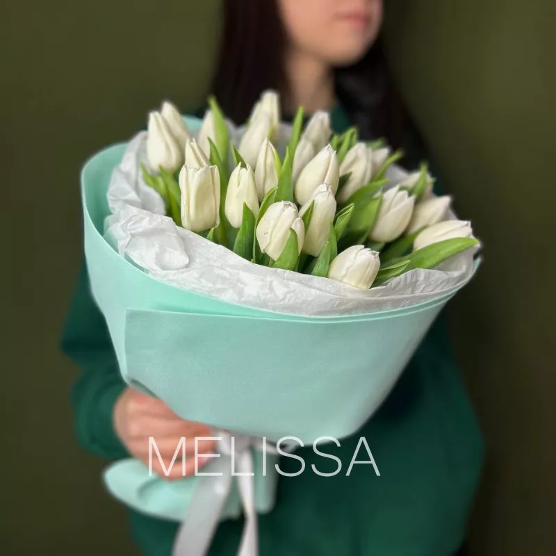 Нежные белые тюльпаны