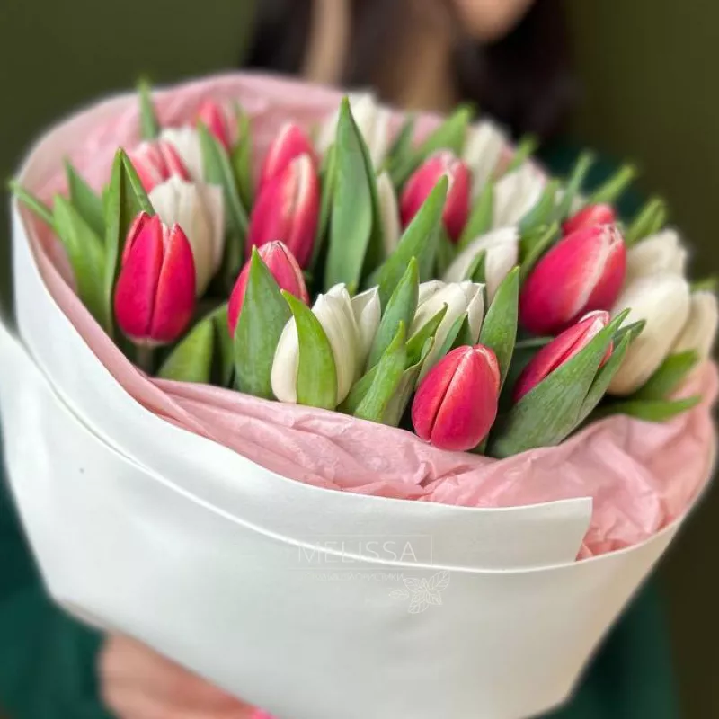 Розовые и белые тюльпаны