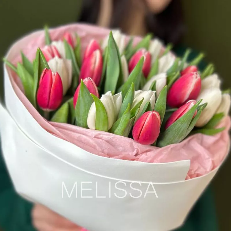 Розовые и белые тюльпаны